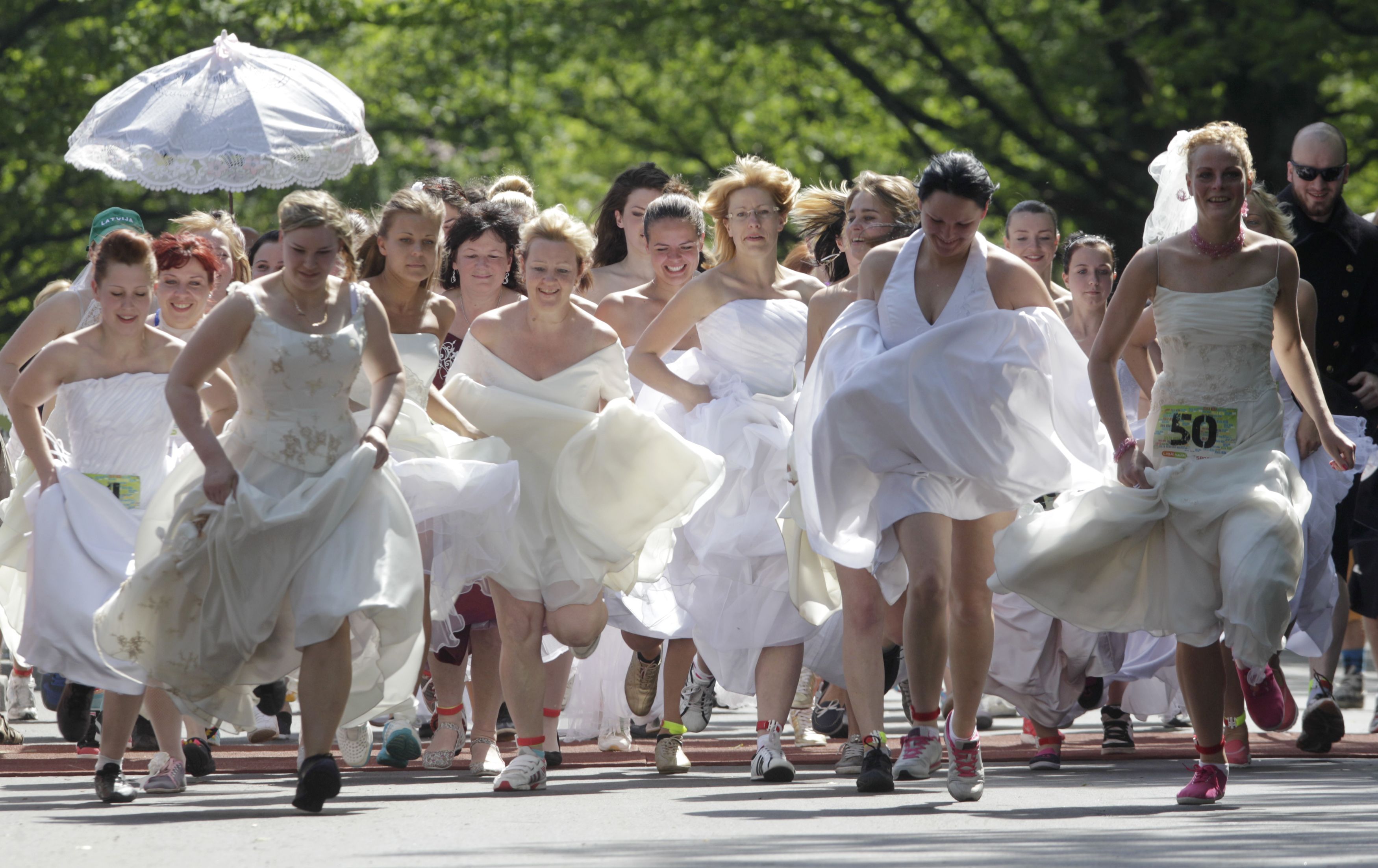 Баб сбежал. Сбежавшая невеста 1. Невеста бежит. Много невест в свадебных платьях. Девушка убегает в свадебном платье.