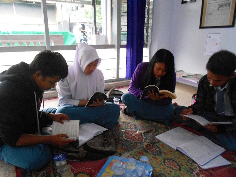 Siswasiswi Tim Jurnalis SMA Negeri 1 Pare, Kediri Jawa Timur, membaca